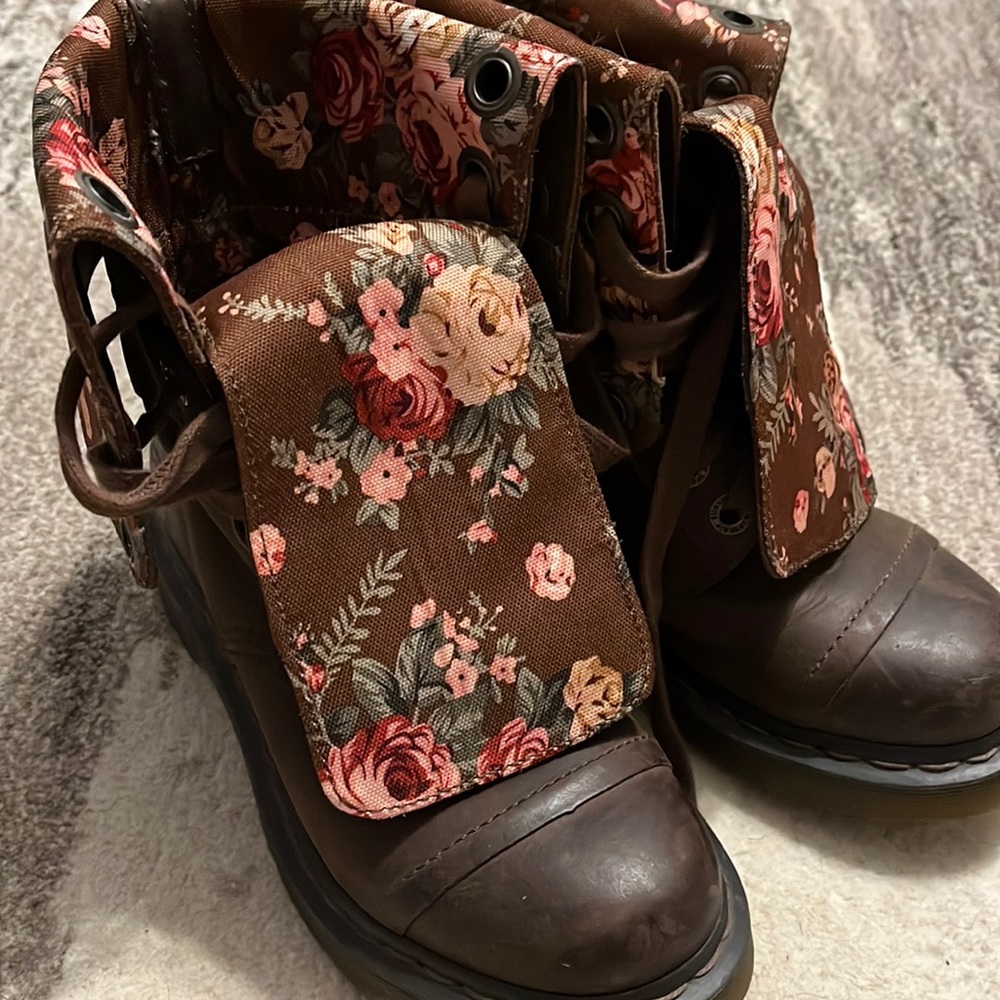 Dr. Martens triumph boots